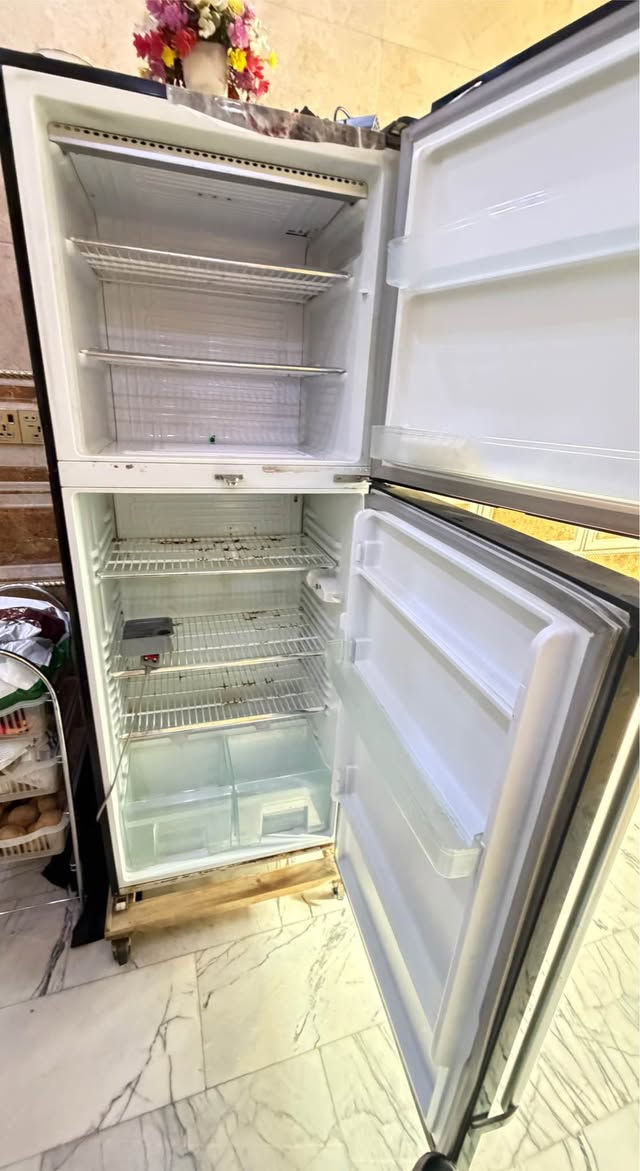 ثلاجة هيرو اخت الجديدة بس يحتاجلها تبديل ماطور ماطورها محترك فقط هذا ثلاجة تخبل حرفياً و صور كدامكم هية تحجي
سعرها 200 الف
مكاني نجف حي المكرمة قرب شارع مكتب الرشيد 
رقمي *********** النجف, العراق
