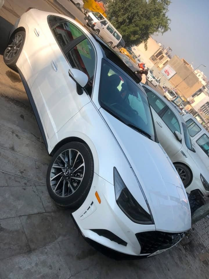 السلام عليكم 
سوناتا فووول مواصفات Limited اعلى فئة 
البجم كبس شركة 
الموديل 2022
الرقم بغداد بأسمي بيع فقط بدون مرواوس

الضرر أمريكا كلش بسيط بدون ارباك تبدل جاملغ امامي نفس اللون وصبغ حافه الجاملغ الخلفي وطرف الباب لغد وشاصي مكفول صور الحادث موجودة الكير والمحرك مكفولات 

المواصفات 
🔹السيارة هونداي سوناتا LlMlTED لون أبيض 
 🔹المحرك: 1.6T تيربو رياضي 
🔹حجم الويل سبورت ويل كب  18 
🔹5 كامرات 360 امامي خلفي جوانب 4k
🔹 دشبول دجتال متغير 3 الوان مع وضعيات القيادة
🔹تقديم وترجيع عن طريق البصمه
🔹داتا شو عرض ع الجامة الامامية 
🔹لدات داخليه بلادي أصل 
🔹لايتات اربع عدسات زينون اصل مع حاجب LED مع اشارة LED
🔹قمارة بانوراما
🔹رادار امامي مانع تصادم
🔹رادار جانبي (نقاط عمياء) بالمرايا الجانبية
🔹 اوتو هولد
🔹شاحن لاسلكي ( wireless)
🔹انارة داخلية 360 
🔹 لايت 4 عدسات زنون 
🔹 4 رادرات + توقف تلقاني عند الاقتراب من الخطر 
🔹گير شفتات بلستيرن رياضي 
🔹 نظام الترحيب عند الاقتراب داخل وخارج السيارة 
🔹اشاير بالمرايا الجانبية
🔹كامرة خلفية دوارة اصل مع الستيرن
🔹شاشة الدشبول حجم كبير للتحكم بأيعازات السيارة
🔹كشنات السيارة جلد ( تدفئة + تبريد )
🔹 رادار مانع تصادم 
🔹 رادار جانبية ( تحذير النقطة العمياء )
🔹گشن ذاكرة (خزن ميموري) لكرسي السائق
🔹تحكم فول كهرباء لكرسي السائق والراكب
🔹تدفئة وتبريد للكشنات الأمامية
🔹تبريد قطعتين امامي وخلفي
🔹گير لمس
🔹تشغيل عن بعد
🔹سستم صوت BOSE 
🔹سايد بريك دگمة
🔹 الصندوق كهرباء ذكي عند الاقتراب يفتح تلقائي 
🔹تحكم ستيرن جهتين بلوتوث وحاكية وكروس سرعة وتحكم صوت 
🔹نظام ABS مانع انزلاق 
العنوان بغداد 
 للاستفسار ع الرقم ***********
