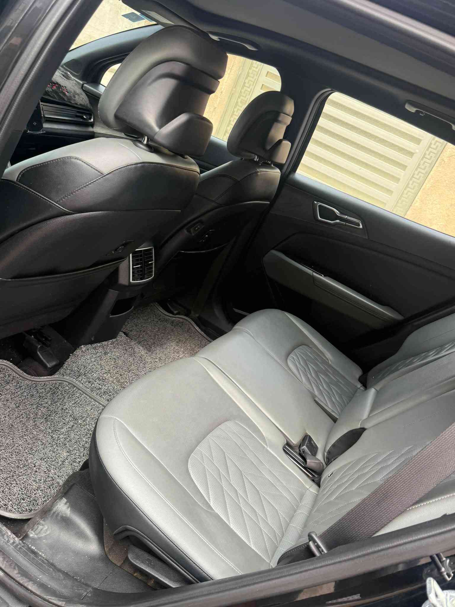 🔥 للبيع Kia Sportage 2023 X-Line أمريكي 🇺🇸
🚙 فورويل AWD – محرك 2.5
📍 ماشية 40 ألف ميل
🌿 دواخل زيتوني
🌙 بانوراما
📱 شاشة + Apple CarPlay
📷 كاميرا خلفية
⚡ مواصفات X-Line كاملة
🔑 تشغيل بصمة
💺 مقاعد كهربائية
🔥 تدفئة مقاعد + ستيرن
🛞 جنوط X-Line
✨ السيارة نظيفة ومستخدمة استخدام شخصي

⚠️ الحادث:
السيارة بيها حادث بالواجهة الأمامية (بنيد ودعامية)، وتم إصلاحها. الحادث مذكور بكل وضوح، والفحص مفتوح للمشتري بأي مكان يختاره.

📍 بغداد رقم تلفون 
*********** للاستفسار￼
