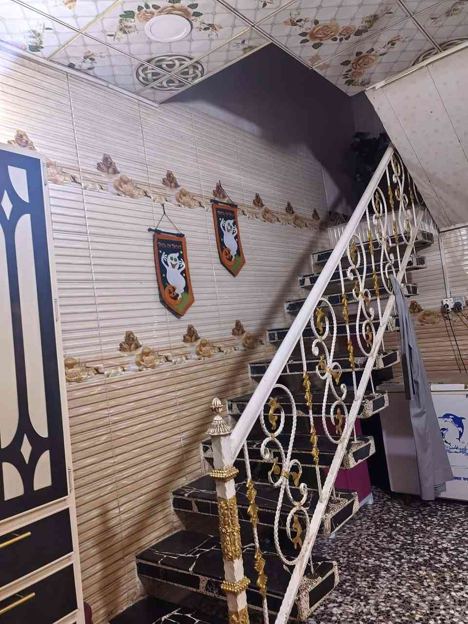 السلام عليكم بيت للبيع في حي المصطفى ١٠٠ متر طابقين يتكون من استقبال وصاله ومطبخ مفتوح ع صاله وغرفتين نوم غرفه في الطابق الأرضي وحده في الطابق الثاني بيت بناء جديد مو قديم وبناء طابوك سند ٢٥ تحويل مباشر  وسعره مناسب جدا لتواصل والاستفسار***********
