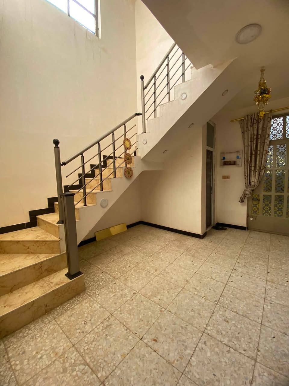 دار لليجار مساحه 100متر  يحتوي على  (غرف نوم 🛌 +ستقبال+مطبخ+صاله+صحيات عدد ٢ 
📍العنوان بغداد الدوره البوعيثه مجمع النسور الاستفسار ***********
