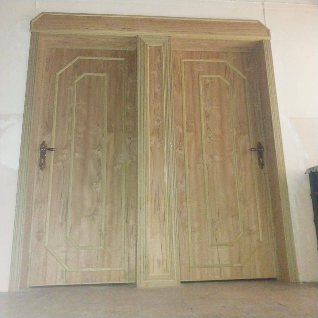 نجارة الخير والبركة لعمل الابواب والملابن الرئاسية داخل وخارج الموصل للتواصل 0772693262او ***********

نص مكتوب في الصور:
- الرسام والنحات الأكاديمي last seen today at 6:58 PM ستاذ مبشر هذا الباب مال الاستقبال الداخلي هسه خلينا هيكل مغسلة فتعارض مع فريم الباب بحكم المساف ما اريد انحف من المغسلة اكدر اعرض فريم الباب على كامل الجدار اللي حواليه حتى اتخلص من هذا العيب 3:10 PM يعني هيج 3:28 PM ها ستاذ مبشر؟ 5:27 PM 0:16 5:49 PM هو شوكت التركيب
