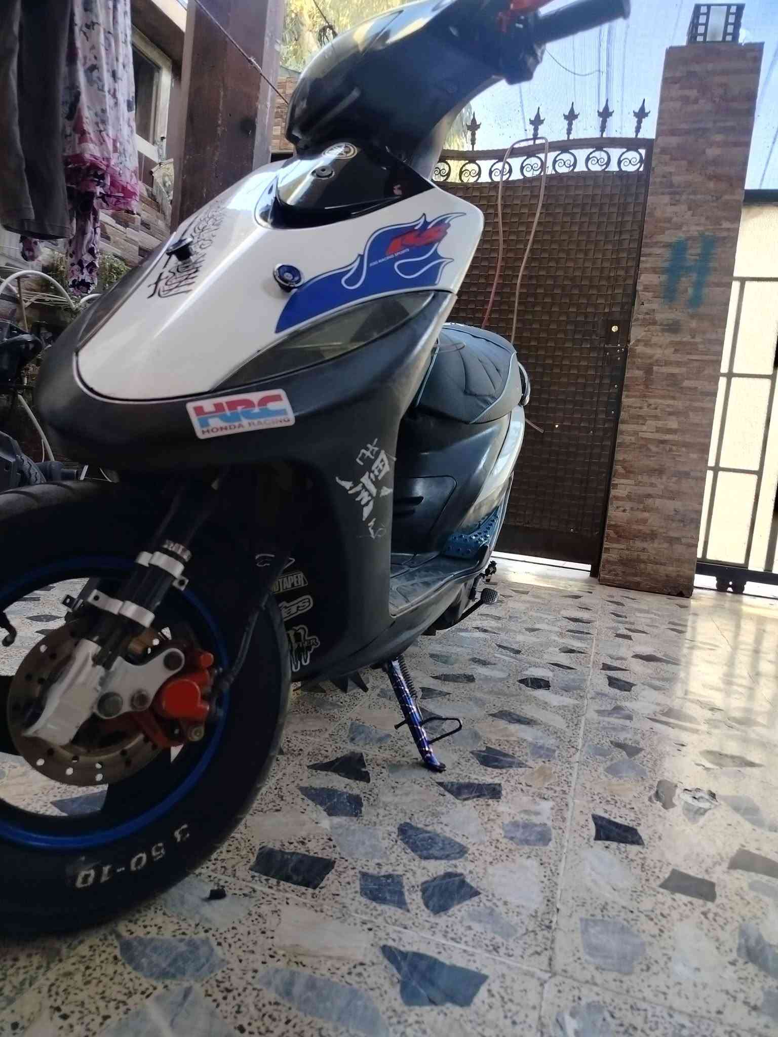 ماكس عدلة • ٤٩ • سلف