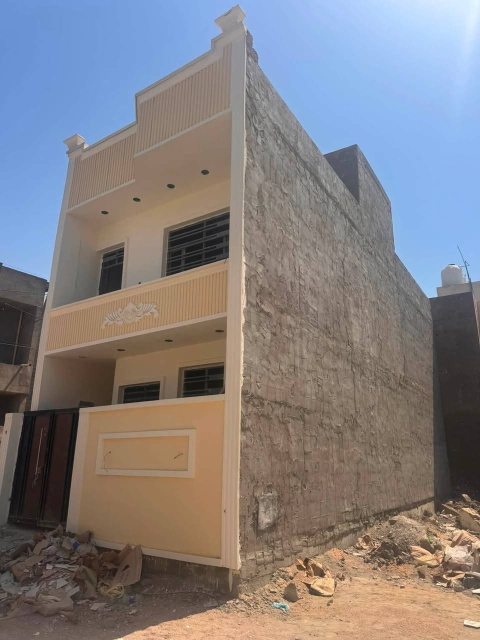 أعلان أعلان رقم  🏠 (97 )
جزيرة بغداد السياحية
 الفحامة شارع المركز 
مساحة 75 متر  واجهه 5متر النزال 15 متر (ركن )
تسليم بيت جاهز نسبه النجاز 75 بل‎%‎
يحتوي على مدخلين 
 استقبال/ مطبخ / حولي داخلي  /  3غرف نوم / 
خدمات 2 / 
 
تفاصيل البناء 
صب ارضيه رفت 40 سم 
سمت با زيان مانع رطوبه 
 الصحيات بوري ماء والغاز من شركه  أمل شريف مصري 
تأسيس كامرات 
بناء بلوك ثقيل  بسمت كبيسه 
تأسيس كهرباء شركه العقبه الأردني
تسليح الشيش الارضيه والسقف  fـf العراقي
ارضيه حسب طلب 

💰💴💴 سعر 105 مليون 💵💵💸

علمان أنا شارع كميره مخدومه 
من ماء / كهرباء/ مجاري / أرصفه / أناره تبليط 
~~~~~~~~~~~~~~~~~~~~~~~~~~~~~~
عندك عقار وتريد تعرضه وينباع بسرعة ..؟
ارسل التفاصيل ع الخاص او الواتس أب والباقي علينا
🏡 مكتب إعمار  المستقبل  🏡
#بناء  #اشراف  #خرائط  #هدم  #ترميم  #مقاولات
للاستفسار عن عروض سابقه داخل صفحة
او زورونا موقعنا قرب باب الثالث الجزيرة أول نزلت كميره 
 

***********  يحتوي على الواتس اب 

‏‪***********‬‏ يحتوي على الواتس اب
