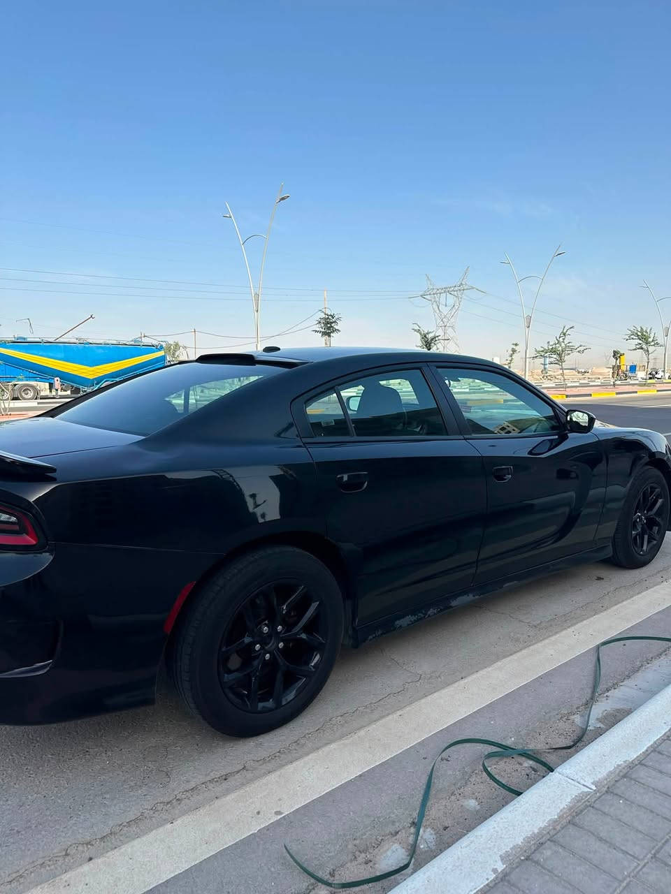 🚗 للبيع: دودج جارجر SXT موديل 2022 🚗
* 🔹 المحرك: 3.6L V6

* 🔹 اللون: أسود

* 🔹 الممشى: 44,000 Mile

* 🔹 فئة SXT (مواصفات عادية)

* 🔹 گير أوتوماتيك 8 سرعات

السيارة رقم شمالي بأسمي تحويل

ملاحظات:

* حادث خلفي.

* القطع المتضررة: جاملغ جهة السايق الخلفي + قبق الصندوق مبدل (بلادي نفس اللون) + بيها بارد مكانين.

* البنيد محدث كفاله من الضربه 

نقصها صبغ دعاميات فقط

السعر :225 

📍 الموقع: (البصرة)

📞 للتواصل: (***********)
