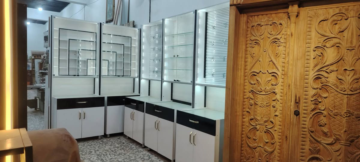 السلام عليكم ورحمة الله وبركاته
فاترينات للبيع عدد  8
القياس :  90×240
الموقع : حلة شارع 60 مدخل شارع ٢٠ معمل نجاره سليم الخواجه 
للاستفسار الاتصال على الرقم: ***********
