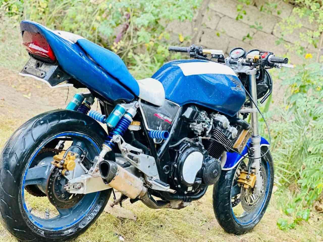 سلام عليكم
 Cb 400
كفاله دراجه خير من الله 
عوزهه ملاحضات بسيطه 
جيل ثاني 16 ولف 
أوراق كامله كمرك مدفوع
تجي جيب وياك فيتر يفحص 
تقتنع وتطلع بيهه وتشوفهه يلا تاخذهه
سعر 1800 وبيه مجال 
مكانه واسط نعمانيه 
اتصال ***********
