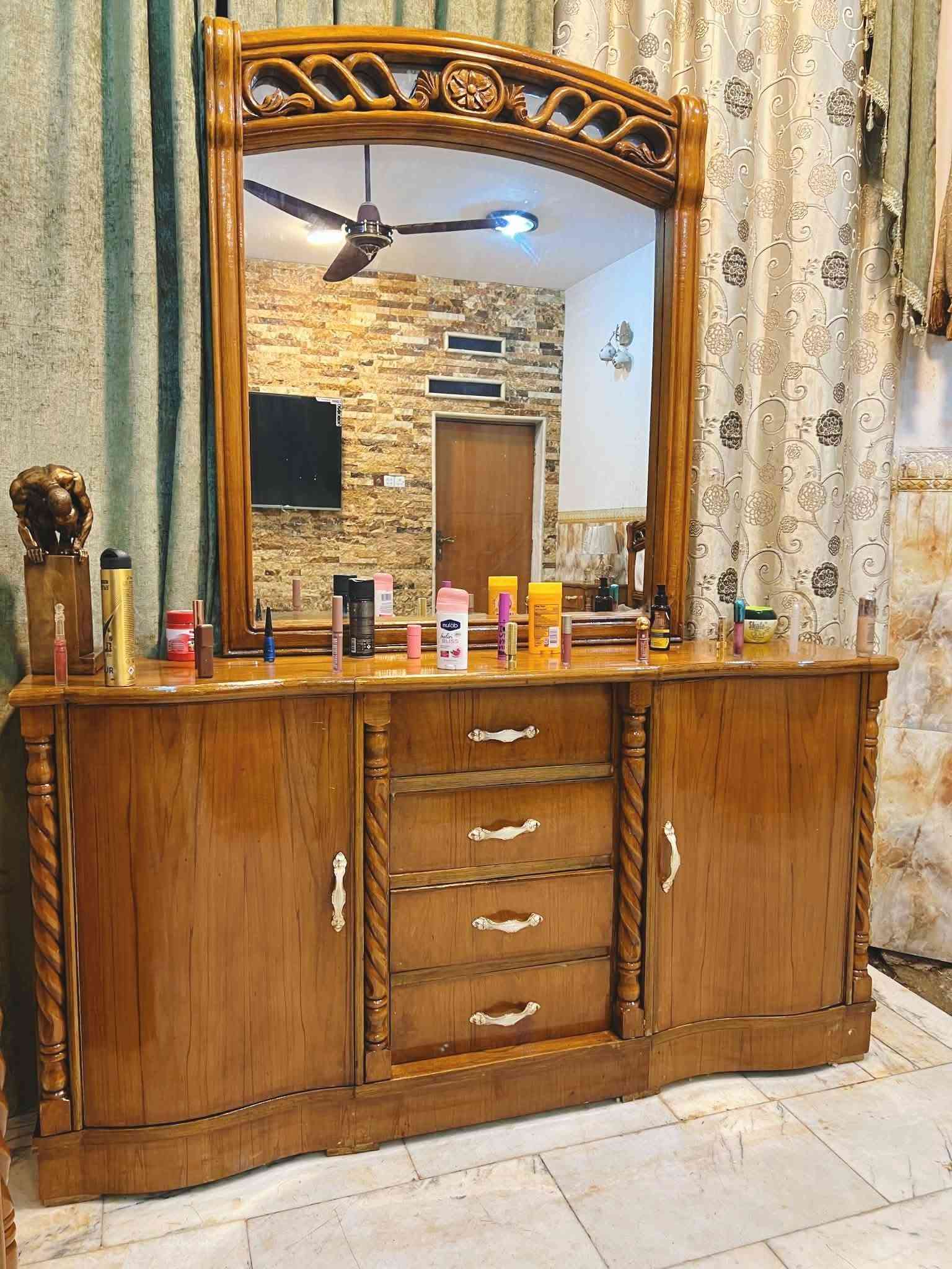 غرفة نوم تسكام صاج داخل وخارج شغل ثقيل ضهر جرجوبه خمسه ملم استعمال قليل مابيها اي ضرر تكمه اخت الجديد مكفوله من الشخط تكمه الواقع احله من الصور العنوان حلة حي الجزائر ***********.  ***********
