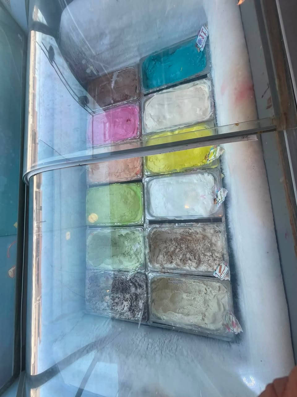 🍦 مجمدة آيس كريم (عرض) للبيع بحالة ممتازة 🍦
السلام عليكم.. متوفر مجمدة آيس كريم مخصصة للعرض والبيع، نظيفة جداً وجاهزة للشغل مباشرة:
 المواصفات: تتسع لـ 12 بلانك (حافظة).
 نظام التبريد: فريس (ملاحظة ) خارجي.
 الحالة: شغال وتبريد ممتاز 100% وبدون أي مشاكل.
 الاستخدام: مثالية جداً للمحلات، الكافيهات، أو محلات بيع المثلجات.
📍 التفاصيل الإضافية:
 الموقع: بغداد / الدورة
 السعر: [اكتب السعر هنا، أو اكتب: قفل / مراسلة]
 طريقة التوصيل: [اكتب إذا يوجد توصيل أو الاستلام من الموقع]
📞 للتواصل والاستفسار:
يرجى الاتصال على الرقم: ***********
أو المراسلة عبر الواتساب مباشرة.
