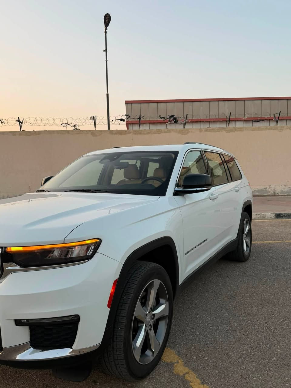 جيب 2021 خليجي jeep 
7 راكب 
مكفولة كفالة عامة
لمتد
فول مواصفات
رادار امامي وجانبي
داخل ابيض
سماعات ALPINE
بنوراما 
اضائة داخلية
ماشية 67mi 
تبريد وتدفئة كشن
العنوان ميسان وبغداد 
للاستفسار ***********
السعر 305
