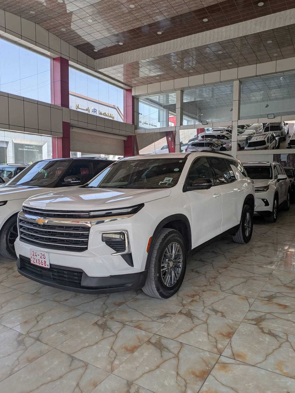 CHEVROLET TRAVERSE LT 2024 AWD
محرك 4 سلندر 2.5 توربو
​​مصابيح أمامية وخلفية LED بالكامل بتصميم نحيف وعصري.
​الباب الخلفي: باب كهربائي يدعم تقنية الاستشعار الذكي فتح تلقائي عند الاقتراب.
شاشة ترفيه ضخمةAppe CarPlay و Android Auto لاسلكياً.
​شاشة العدادات: شاشة رقمية بالكامل أمام السائق 
 7 مقاعد (مع مقاعد منفصلة في الصف الثاني
مقعد السائق قابل للتعديل كهربائياً بـ 8 اتجاهات مع دعم المنطقة القطنية.
​المميزات: شاحن لاسلكي للهواتف، تشغيل عن بعد، عجلة قيادة مكسوة بالجلد، ومنافذ USB في جميع الصفوف.
​نظام الفرملة التلقائية في حالات الطوارئ مع كشف المشاة وراكبي الدراجات
​نظام المساعدة على البقاء في المسار مع التحذير عند المغادرة
​نظام تنبيه النقطة العمياء ومساعدة التوجيه في المنطقة العمياء
نظام تنبيه حركة المرور الخلفية والكبح التلقائي الخلفي
​نظام تثبيت السرعة التكيفي
​كاميرا الرؤية المحيطية بدقة عالية
جاملغ وباب سائق و نصف باب خلفي صبخ بدون دواخل بدون ارباك . موضح بالصور
سيارة بدون رقم تترقم محافظات الاقليم . سيارة موجودة بمعارض دهوك .
سعر 310 و مجال
رقم شاصي 
1GNEVGKS9RJ188823
رقم موبايل ***********
