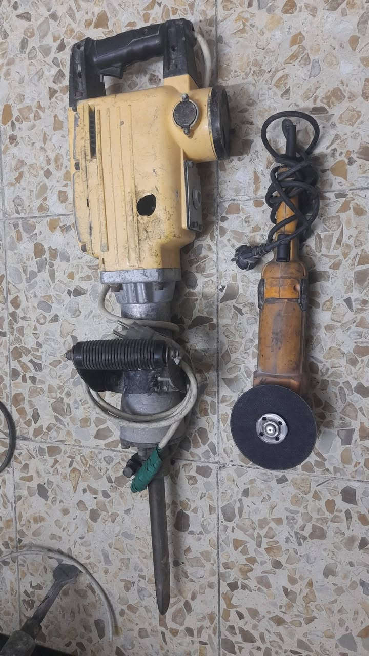 السلام عليكم 
غراض اسكله البيع 
ادريلات  العدد ١٠
كوسرات العدد ٦
ادريل تثقيب ١
ادريل تكشير ١
ونج  ١
مولده ١
حادله ١
منشار كهربائي 
مكاني بغداد 

ملاحظه الكل شغالات 
واتساب 
***********

