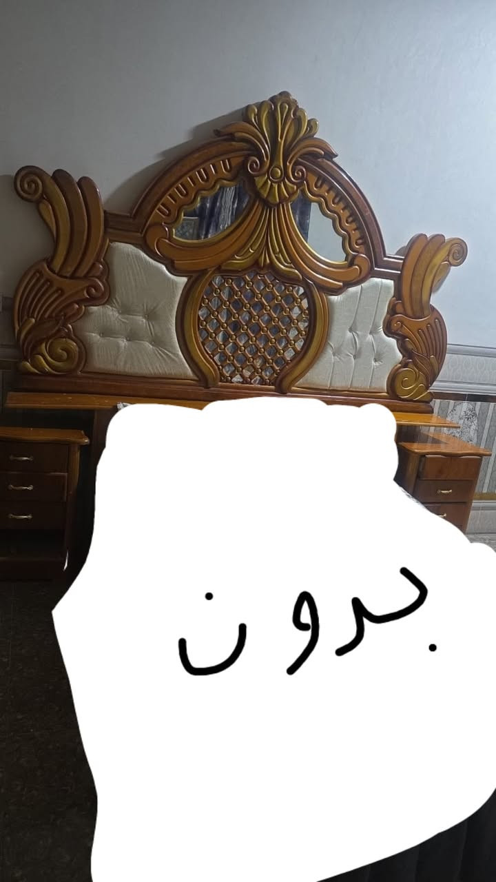 السلام عليكم اخوان غرفة صاج ٤بوب حطاطة شغل درجة اولا بدون تختة او ما يسما جرباية  ولباقي كلة موجود راس عالي وناصي وبازيات عوزهة فقط جرباية السعر خاص اخوان سعرها مناسب تصل وبيك خير ودلل علماً بل واقع احلا من بل صور رقم تلفون  ***********

نص مكتوب في الصور:
- بدون