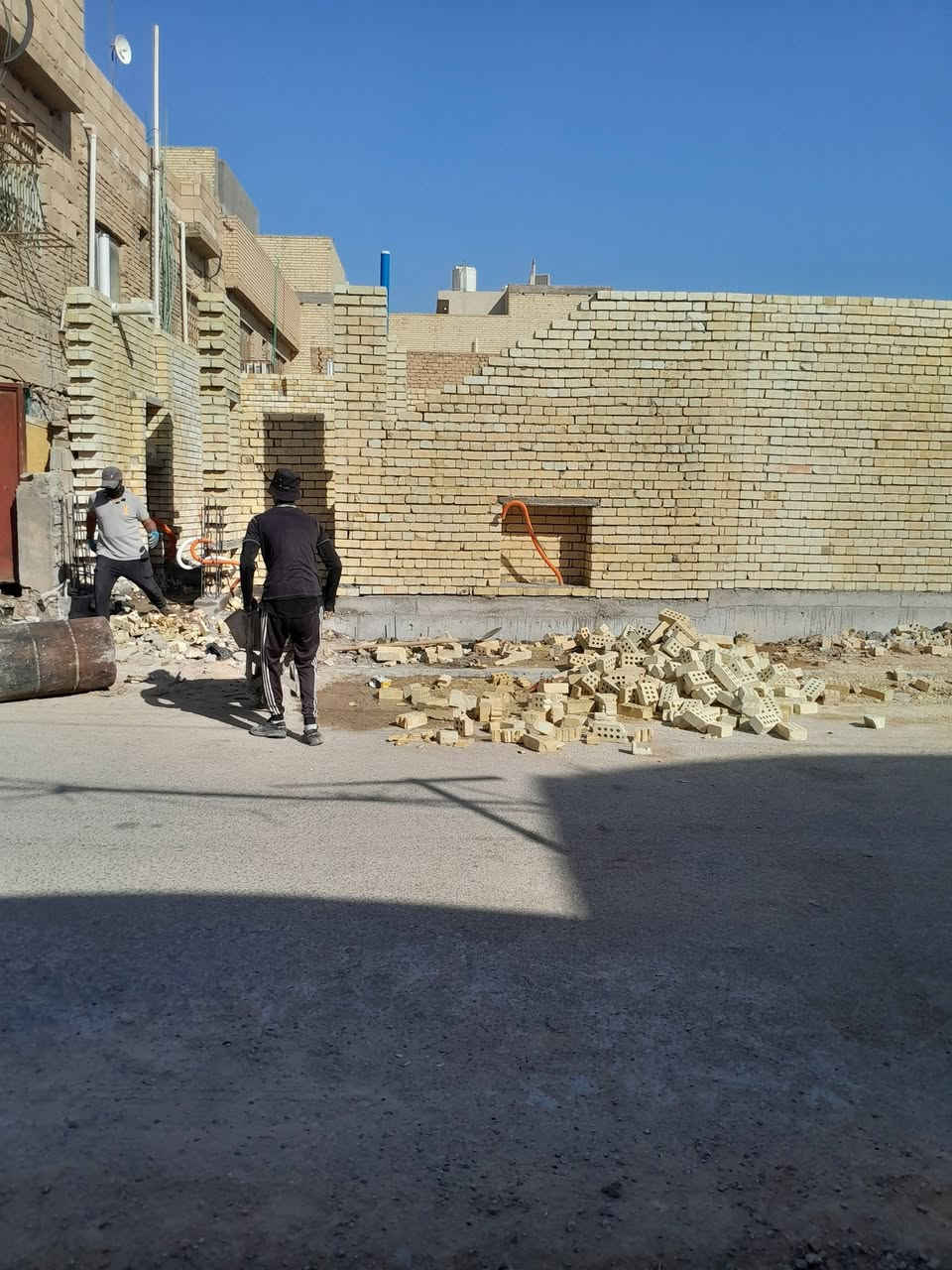 السلام عليكم خلفه بناء طابوك بلوك فرمستون متفرغ حالياا
***********
