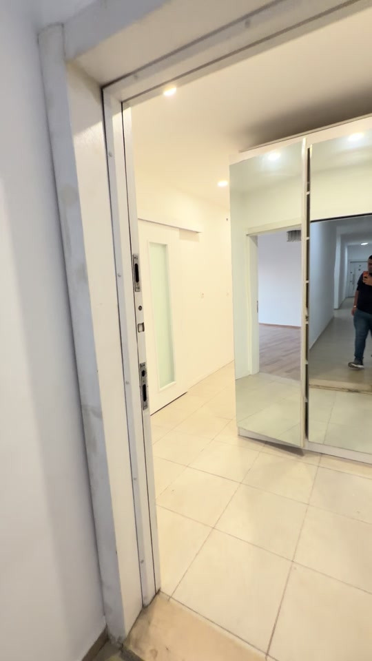 شقه للايجار في مجمع اليمامه السكني مساحه 129 متر تحتوي على غرفتين نوم واحده ماستر سويت وصاله كبيره جدا وصحيات عدد2 وغوفه لوندري روم ومطبخ مجهز بكاونترات وسبالت عدد3 للاستفسار *********** #مجمع_اليمامه_السكني #شقق_فاخرة #ايجار #عقارات_بغداد #video 
