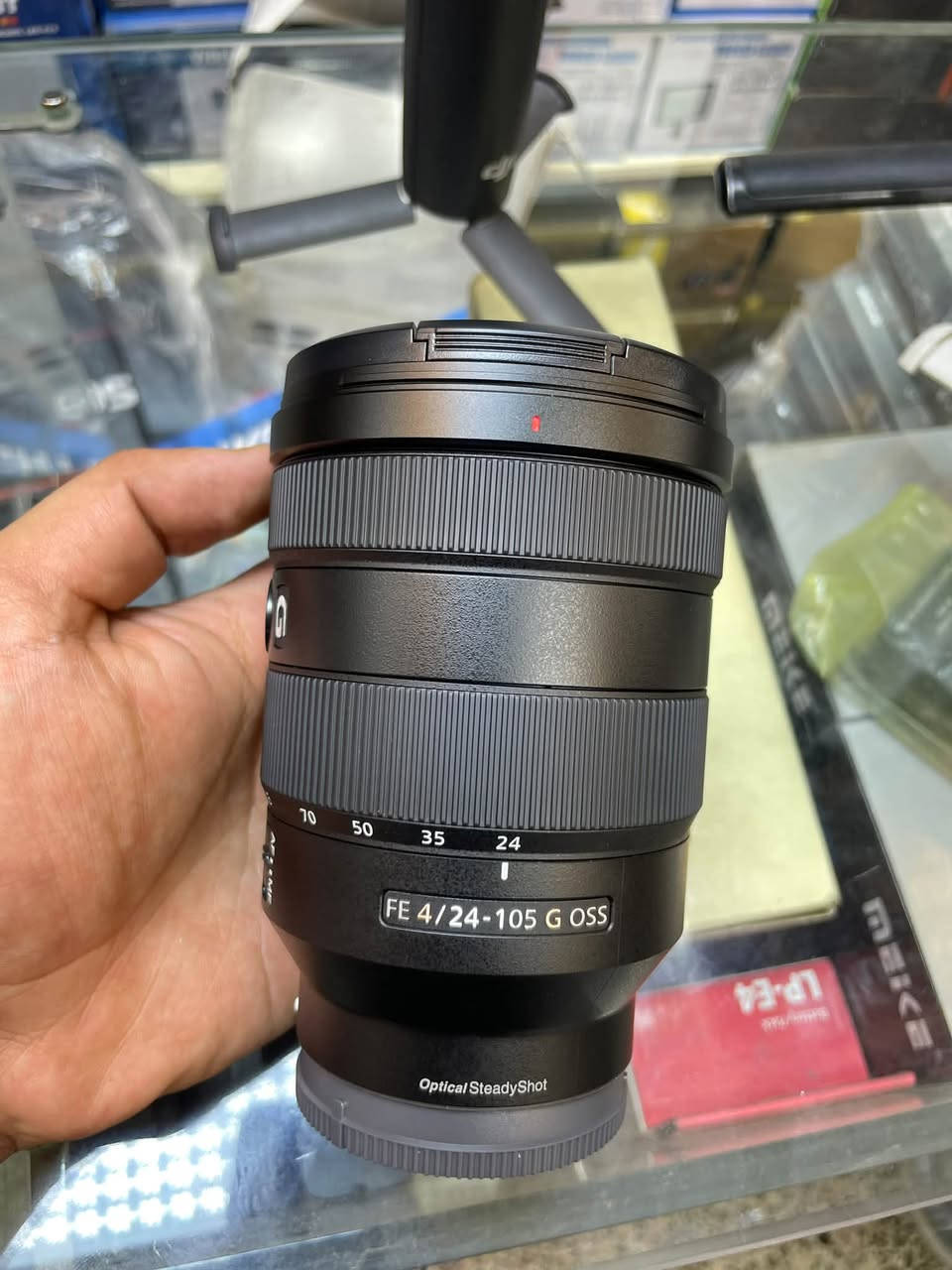 🔥 عدسة Sony FE 24-105mm F4 G OSS — عدسة واحدة لكل اللقطات! 📸

إذا تريد عدسة تجمع بين الحدة، الزوم، التثبيت والتنوع، فهذه من العدسات العملية جدًا لكاميرات سوني بنظام E-Mount.

✨ المواصفات:
🔹 الموديل: Sony FE 24-105mm F4 G OSS – SEL24105G
🔹 البعد البؤري: 24–105mm
🔹 فتحة ثابتة: F/4 على كامل مدى الزوم
🔹 التثبيت: Optical SteadyShot (OSS)
🔹 نظام التركيز: AF / MF
🔹 عدد شفرات الحجاب: 9 شفرات دائرية
🔹 أقرب مسافة تركيز: 0.38 متر
🔹 قطر الفلتر: 77mm
🔹 الوزن: 663 غرام تقريبًا
🔹 مخصصة لكاميرات Sony E-Mount Full Frame
🔹 عدسة من فئة G Lens بجودة بصرية عالية. 

🎯 مناسبة لـ:
📷 البورتريه • 🏞️ المناظر الطبيعية • 🎥 الفيديو • 👰 الأعراس • 📸 تصوير المنتجات • 🏙️ التصوير اليومي

💎 عدسة 24-105mm تعطيك مجال واسع للتصوير بدون الحاجة لتبديل العدسات باستمرار.

🚚 توفير خدمة توصيل لجميع المحافظات العراقية

📍 بغداد – الباب الشرقي
📞 ***********
📩 للطلب والاستفسار راسلنا على الخاص
