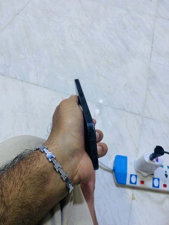 12برو ماكس ذاكره 128بطاريه 100الجهاز مستبدل فقط بطاريه نوعيه وسط الجهاز كله شغال وحلو سعرا 320
