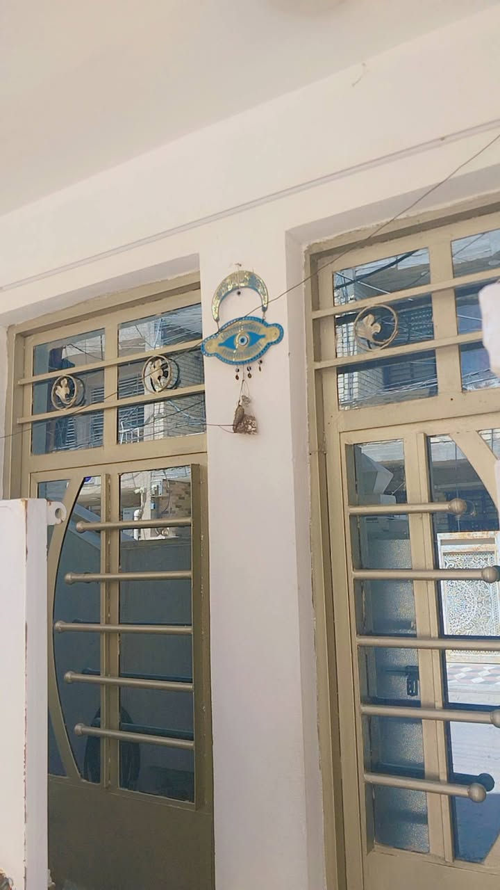 السلام عليكم دار للبيع مساحه ٥٠ متر طابقين موقع حلو البيت واجهيته على شارع رئيسي مو فرعي العنوان الامين سكينه بشارع صيدليه هاله وليد مقاطعه ٢ على ٩ كامل خدمات البيت يحتوي على استقبال ومطبخ حار بارد وخدمات ٣ الفوك غرفتين وخدمات للستفسار  واتساب ***********
