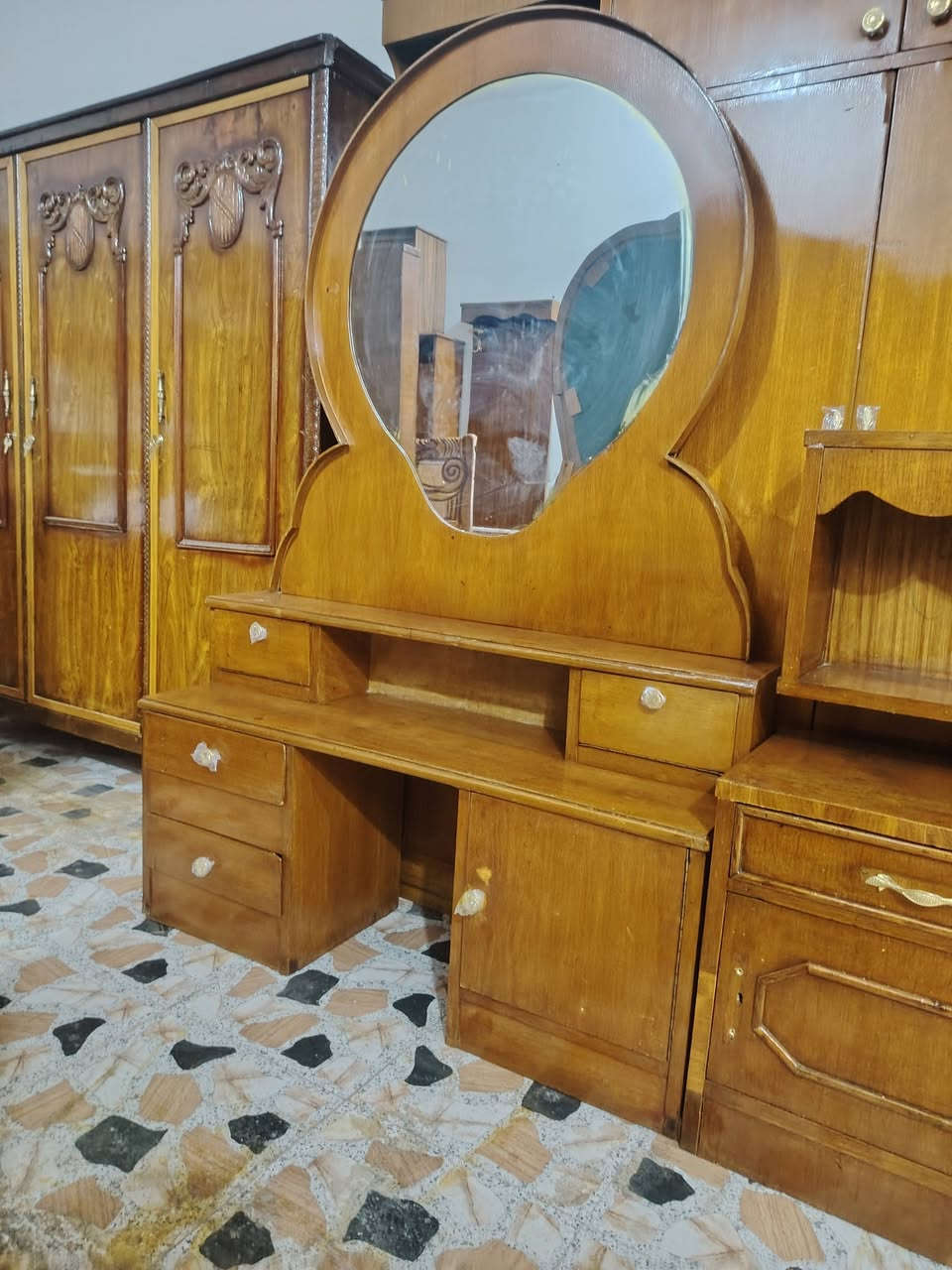 غرفه ستة باب • طابقين • نضيفه