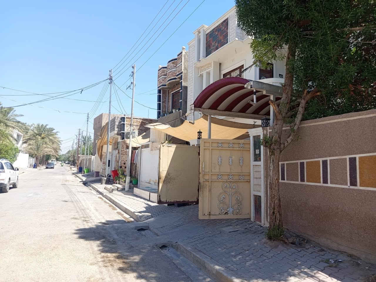 دار للبيع 200م طابو زراعي سند 25 مكاتبه ووكاله منطقة سكنية متكاملة طابقين بناء حديث اربع غرف نوم واستقبال وصاله ومطبخ وصحيات داخليه وخارجية وطابق ثاني وكراج شارع عرضه  12م أرصفة ومجاري واناره وماء وكهرباء وتبليط وخط مولد بعقوبة بهزر حي القادسيه قرب اسواق سنبله السعر 155مليون وبي مجال للشراي تفاصيل اكثر داخل الفيديو للاستفسار خاص او ***********

