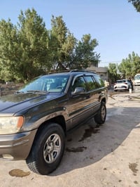 جيب شيروكي فئه لاريدو موديل 2000 كلين بدون ظربه بيها خمس قطع صبع بدون ...