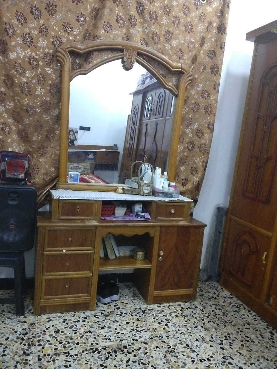 غرفه البيع بغداد جميله سعر ٣٥٠وبيها مجال بسيط  ***********
