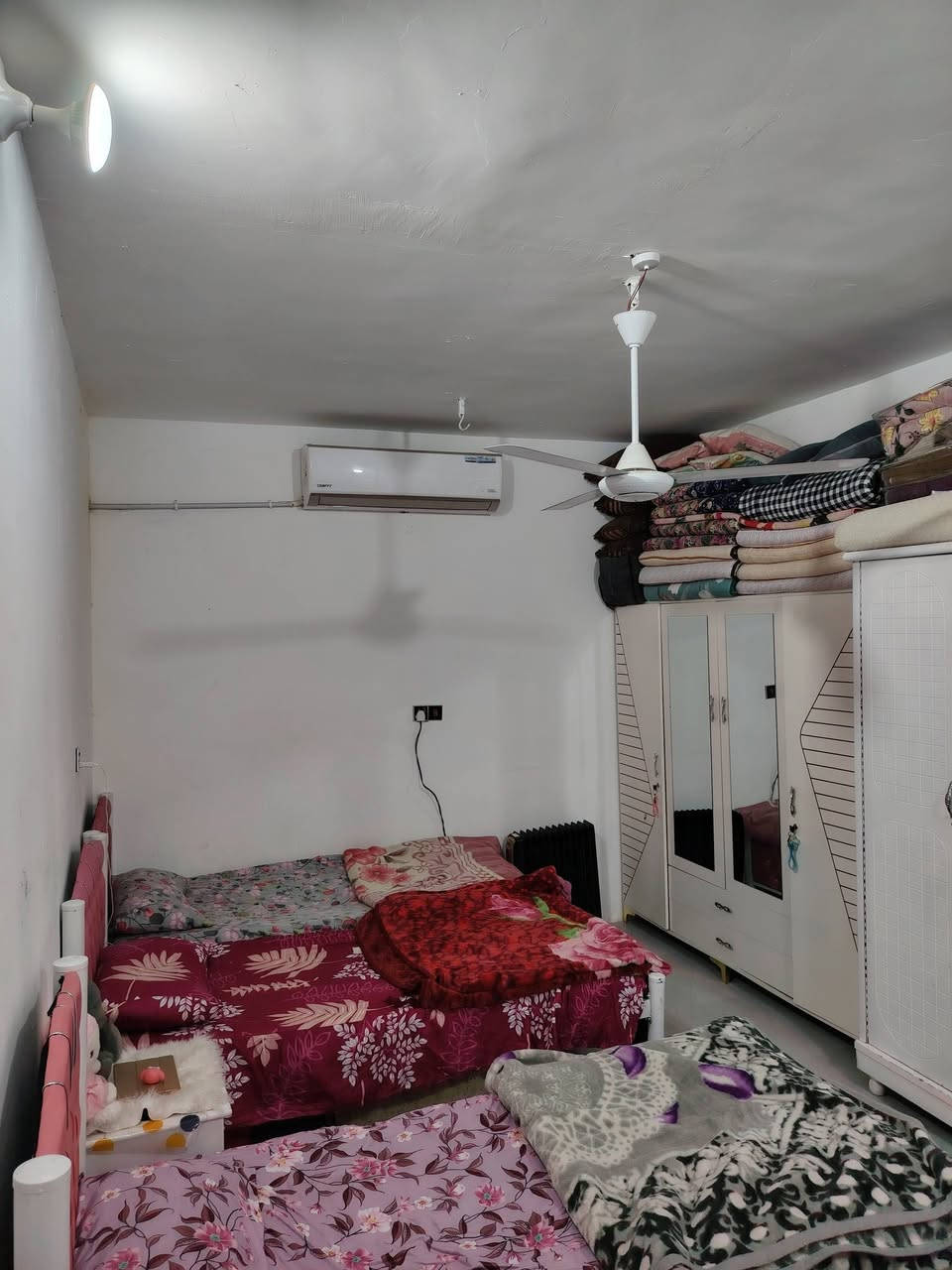 السلام عليكم 
بيت للبيع خلفي طابقين بحي المعلمين بيت مرتب كلش مساحه 117واقع حال بطابو 105.
الطابق الاول دوانيه وصاله وهول ومطبخ وصحيات ومنور
 الطابق الثاني غرفتين وصاله وصحيات وسطح 
شغل درجة أولى  توه مرمم البيت 2025 مداور ثاني يوم كافه الخدمات موفره ماء مجاري شوارع كبار تبليط مدارس منطقة راقيه
السعر 115 وبيه مجال
للستفسار ***********
