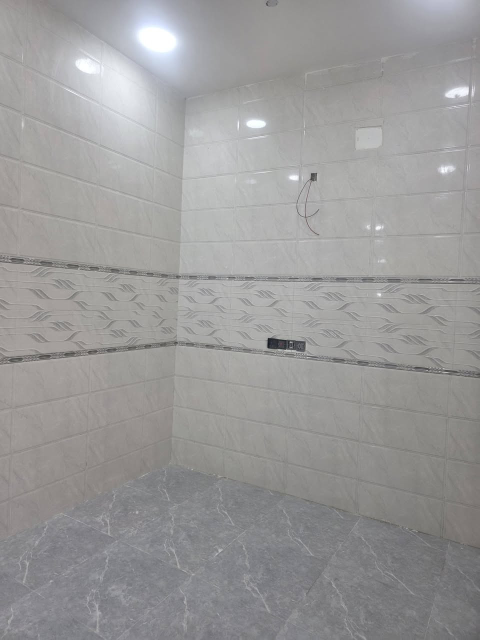 🏠 دار سكن للبيع - البصرة (أبو الخصيب)
​📍 الموقع: البصرة - أبو الخصيب - كوت الحمداني - شارع المحكمة.
🛣️ الميزة: يبعد عن الشارع المبلط تقريباً من 5 إلى 10 أمتار فقط.
📐 المساحة: 100 متر مربع (طابقين).
​تفاصيل البناء:
• الطابق الأول: غرفتا نوم، ديوان، صالة، مطبخ، ومجموعتان صحيتان (داخلية وخارجية).
• الطابق الثاني: غرفة نوم وصالة.
​💰 السعر: 75 مليون (وبيه مجال).
​📞 للاستفسار والتواصل:
*********** | ***********

