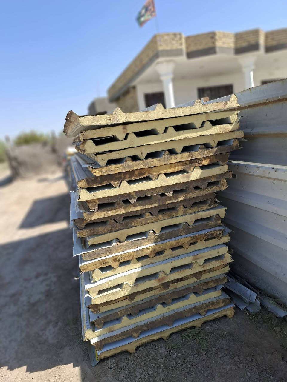 سندويج مستعمل للبيع نضافه ١٠٠% الطول ٢ و ٨٠ سم  العدد ٤٠ قطعه العنوان بابل الحمزه الغربي قرب معمل السكر الاستفسار الاتصال على *********** او ***********
