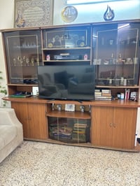 للبيع معرض (بوفيه) خشب طابقين بحالة جيدة  ارتفاع الطابق الارضي  ٨٤ سم ...