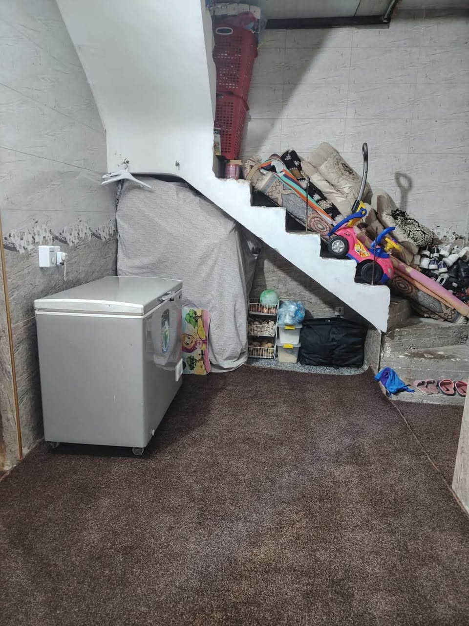 السلام عليكم بيت ١٠٠متر شارع ابو احمد الزركاني قرب الهياكل البيت طابقين ٤غرف نوم ٣تواليت ٢حمام مناور ٢ مطبخ وصاله البيت كامل تعال شوفه***********
