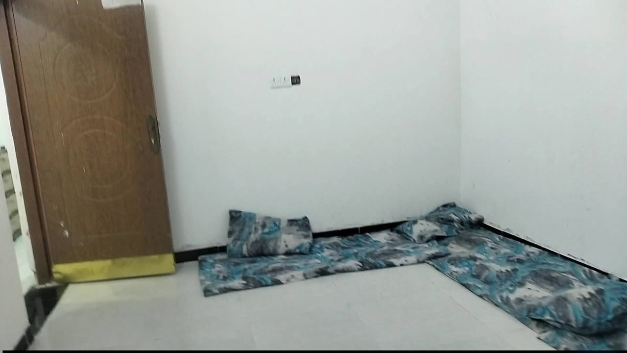اسلام عليكم للبيع مشتمل 100 متر طابو زراعي سند 25 وجه خمسه نزال 20 يحتوي غرفه واستقبال وصاله مفتوحه على مطبخ مع صحيات خارجيه موقع بيت حي متنبي خلف بيت كسار اتصال بل رقم *********** مو شراي لا يتعبني
