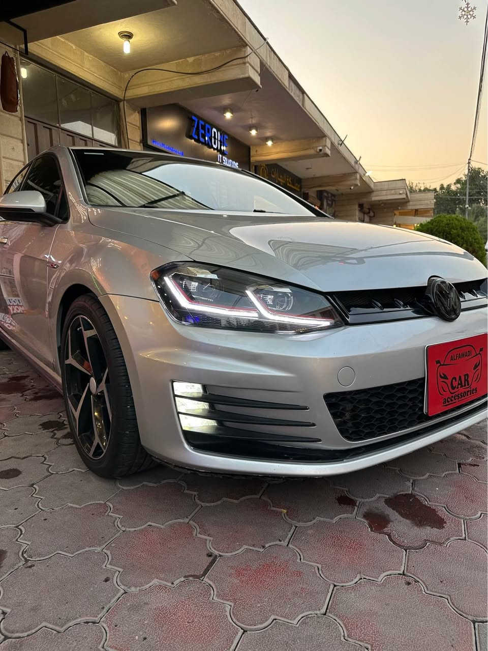 كولف 2017 gti 
ماشية ٩٠ كيلو بدون ايربك ٣قطع صبغ 
شاشة الكتروني 
لايتات وبك لايت 7.5
كشن بربري 
شاشة وكامرة 
3 كير 
3 مود 
تحكم استيرن 
سيدي جنجر 
تبرين قطعتين 
مري هيتر 
ثلاجة 
شفتات بالسكان
كير محرك بلادي ومكفول 
سنوية منتهية
مكان السياره اربيل عينكاوه
سعر 128
***********
*********** أربيل, العراق

