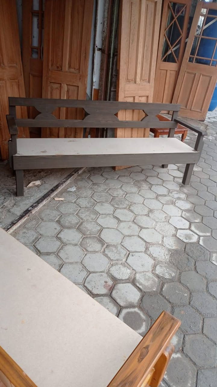 مكاتب وكرويتات وجربايه ام النفر للبيع جديد غير مستعمل تسزكام درجه اولى *********** المراسله على الرقم يوجد توصيل
