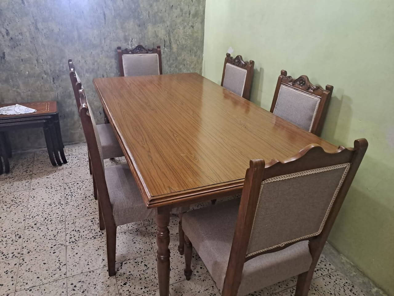 ميز طعام ٦ كراسي خشب صاج عراقي نظيف جدا بدون اي ضرر الاتصال ***********
