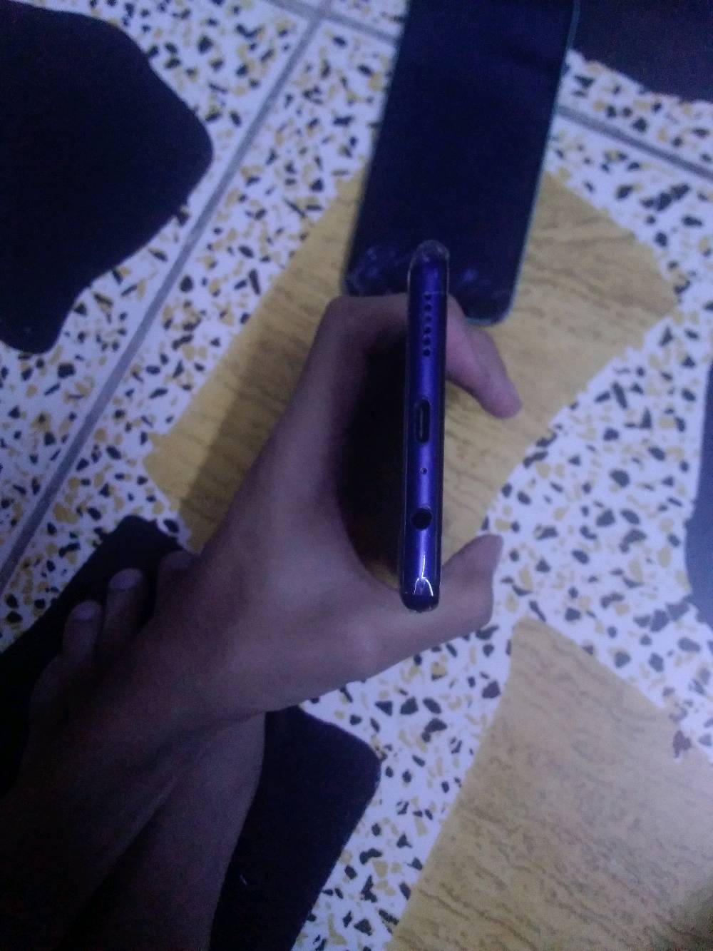 لسلام عليكم عندي جهازين samsung a20s و جهاز HUAWEI السامسونك بيه كسر من جوة الشاشة وبي هاي القطعة المكسورة من داخل الجهاز وتتصلح ب5الاف دينار والجهاز الثاني إلى هو هواوي بيه هم كسر بل شاشة من فوك وكل هاذ وبسعر 7٠الف وبي مجال✨
