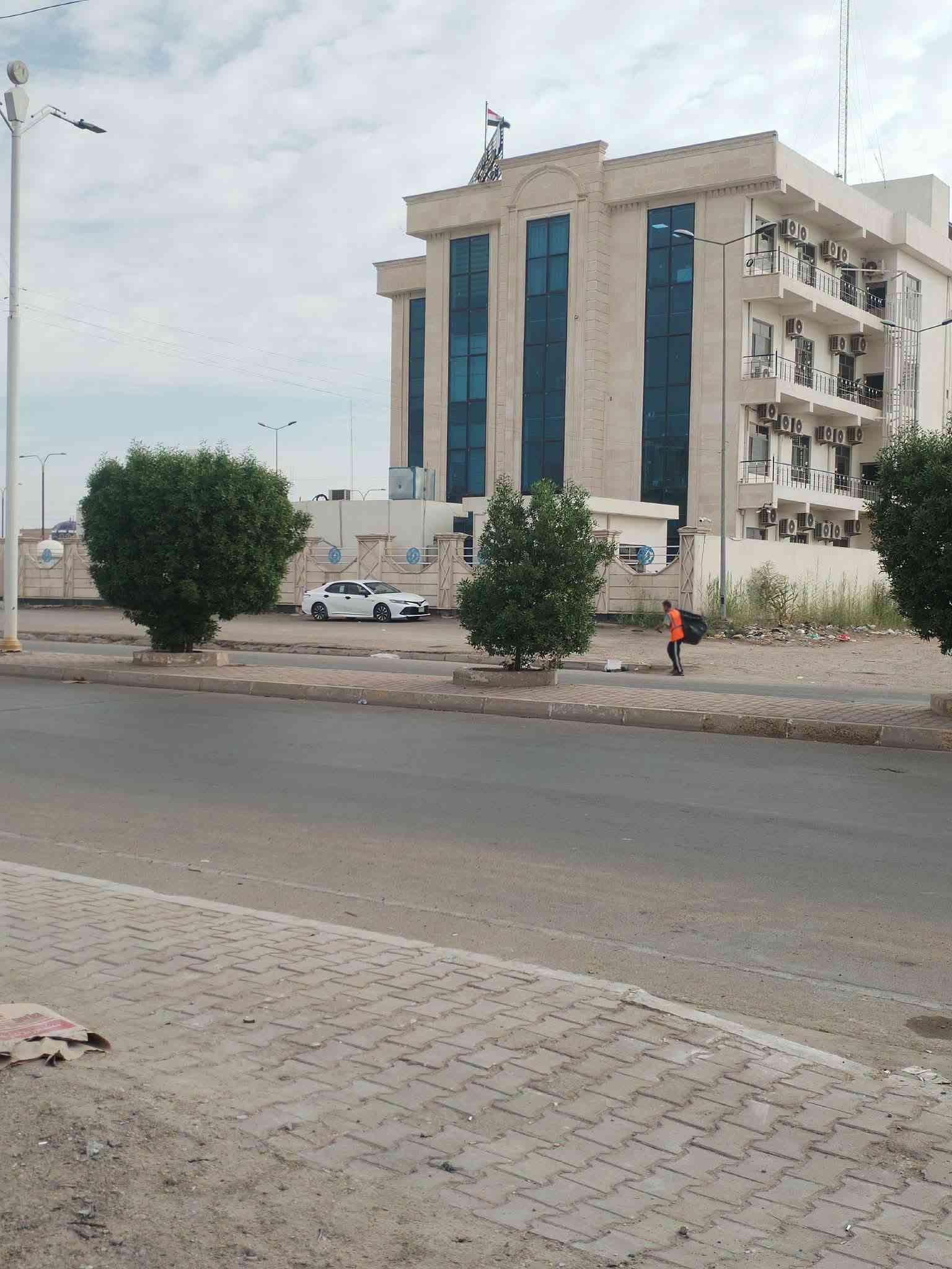 بنايه تجاريه للايجار
🏢 تفاصيل البناية
• المساحة الإجمالية: 207 متر مربع (الطول 24م × العرض 8.80م).
• الارتفاع: 4 متر (سقف مرتفع يمنح فخامة للمكان).
• جاهزية تامة: بناء جديد (بياض كامل، منظومة كهرباء، وإسالة ماء).
• الموقع: ركن مميز على شارع رئيسي بعرض 40 متر وشارع فرعي بعرض 8 متر.
• المساحة الأمامية: 160 متر مربع مساحة خضراء تابعة ومخصصة للبناية.
🌟 ميزة إضافية (حسب الرغبة)
• تتوفر أرض فضاء (بدون بناء) بمساحة 350 متر مربع ملاصقة تماماً للبناية.
• خيارات التأجير مرنة: يمكنك استئجار البناية فقط، الأرض فقط، أو العقار كاملاً.
📞 للتواصل والاستفسار
• اتصال أو واتساب: ***********
• المراسلة: متواجدون للرد على الرسائل الخاصة مباشرة.
