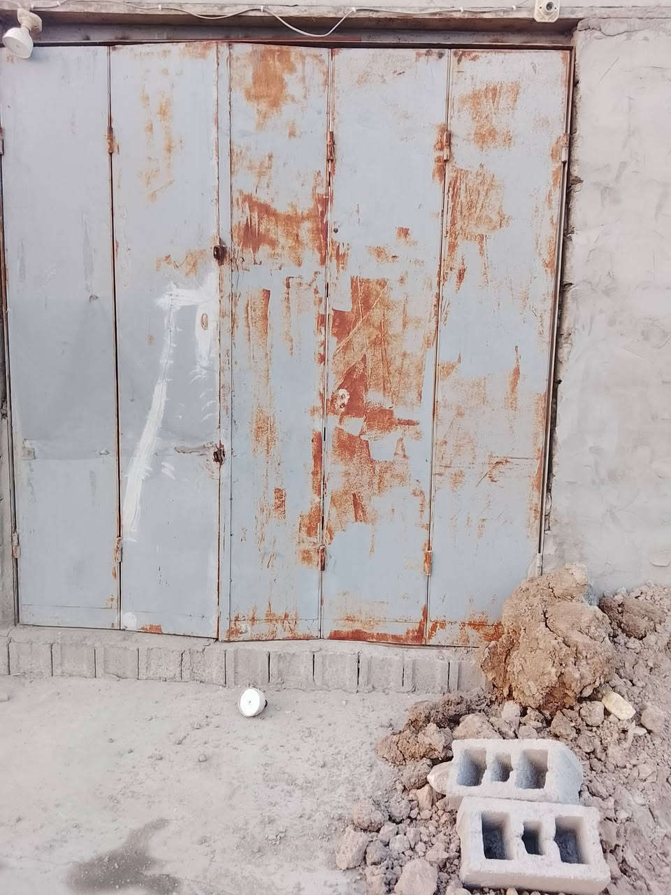 السلام وعليكم متوفر باب محل تفصال حديد ثقيل قطعتين جام وطلاكات *********** واتساب
