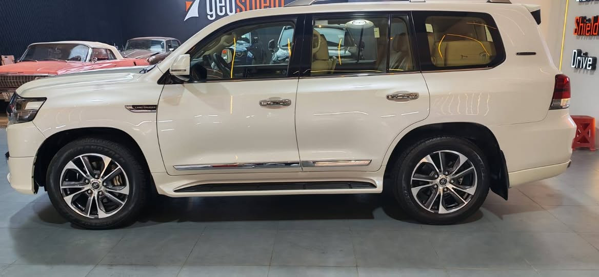 السلام عليكم لاندكروزر مديل ٢٠٢٠ سيارة جديدة GXR
محرك V6 سيارة مكفولة ماشيه 93الف موصفات لاندكروز معروفه ***********
