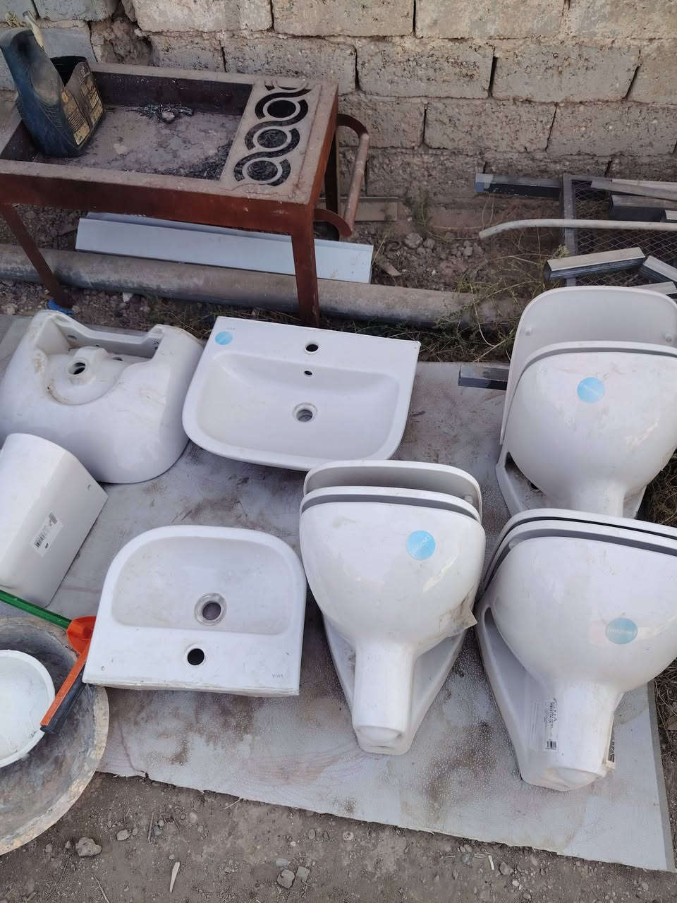 السلام عليكم عندي صحيات غير مستخدمه 3مغاسل +3غربي سبب البيع عدم توفر زراكات داخل الغربي لتواصل واتساب ***********
