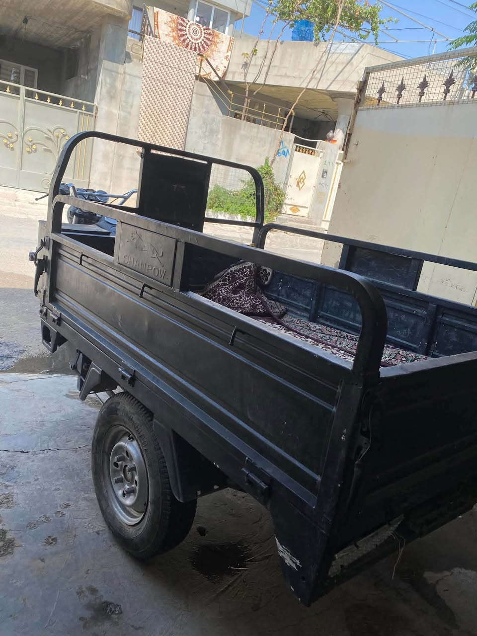 ثلاث عجلات • ٢٠٠ • نضيف