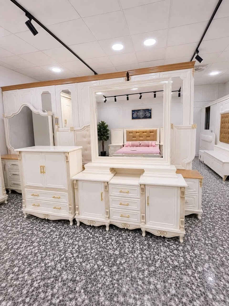 1-نجارة عراقية🇮🇶 - التصميم تركي
2- يحتوي الموديل على10قطع✨
3-ارتفاع الكنتور 260سانتيم عرض الكنتور 340 الزاوية1.20
المجموع 4.70 عرض السرير 160 الجربايه من الكومدي للكومدي 310 عرض الميز 160
4-الوجه mdf 11 ملم الداخل صاج٤ ملم
5-قاعدة وسقف بلوك بورد
6- ضهر جرجوبة شد براغي دفن
7-الاصباغ ماركة ناشنال حار بارد ثنري
8-السرير 6ارجل بلوك بورد
9-مقعد جلوس (طابورية) هدية
10_سكك حفر تحفير بالخشب
11-قبضات وكيلون اصلي المنشئ
12-خدمة الشد والنقل مجانية لكافة محافضات العراق
13ضمان 8 سنوات بالنجارة وبالصبغ
ضمان حقيقي من شركة تكمة للأثاث العراقي✅
