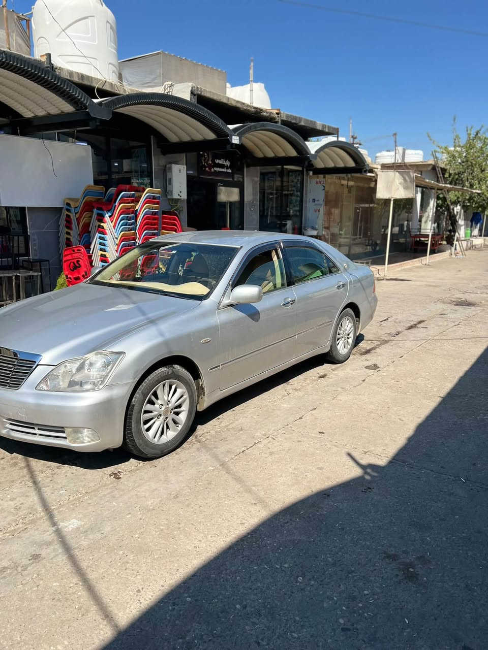 شاهينة براوة ٢٠٠٦ كامل مةسروف
بجوك بةكةورة يةك گلؤب ناو داشبولي نية
ساردو كةرم بسراوة تةقةو رةقةي نية 
سوكاني دةلي ئاوا سةقفي شوشة 
تاي تازة لايتي ناوچةي كوير بي كودة سةياركة 
سيعري ٤٩ كةلاو مةجال لةشارةزوورم 
***********
