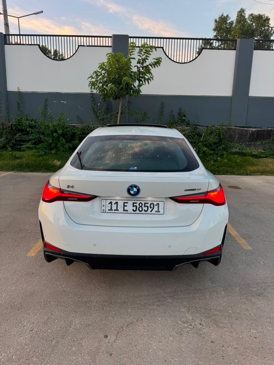 السلام عليكم 
bmw 2024 
كهرباء فول الكترك 
قطعتين صبغ 
بدون دواخل
رقم بغداد 
265 $
***********
شنو الموديل الكامل بالضبط للـ BMW؟ يعني i4 لو iX لو موديل ثاني، وشكد المواصفات/الفئة؟: 
i4 e35
شكد الممشـى الفعلي للسيارة، ووضع البطارية شلون من ناحية الصحة والمدى؟: 
15 الف 
جيد جدا
وين موقع السيارة حالياً بالعراق حتى المشتري يعرف وين يجي يفحصها؟: 
بغداد / اليرموك او الكاظمية
السعر 265$ نهائي لو بيه مجال بسيط، ومنو يطلب الفحص قبل الشراء؟: 
مجال بسيط