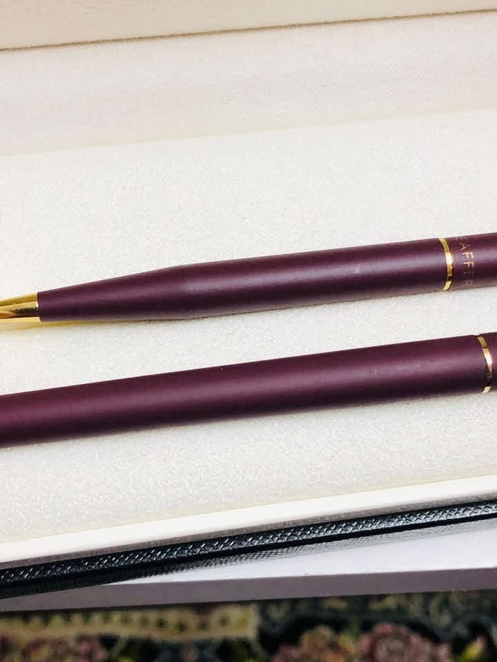 سيت أقلام شيفر ( Sheaffer) 
أمريكي اصلي انتاج الثمانينات 
حجري مع طلاء الذهب 
ريشه طلاء ذهب 
حبر - جاف - الحجم F  
السعر ٨٠  الف 
للاتصال ***********
