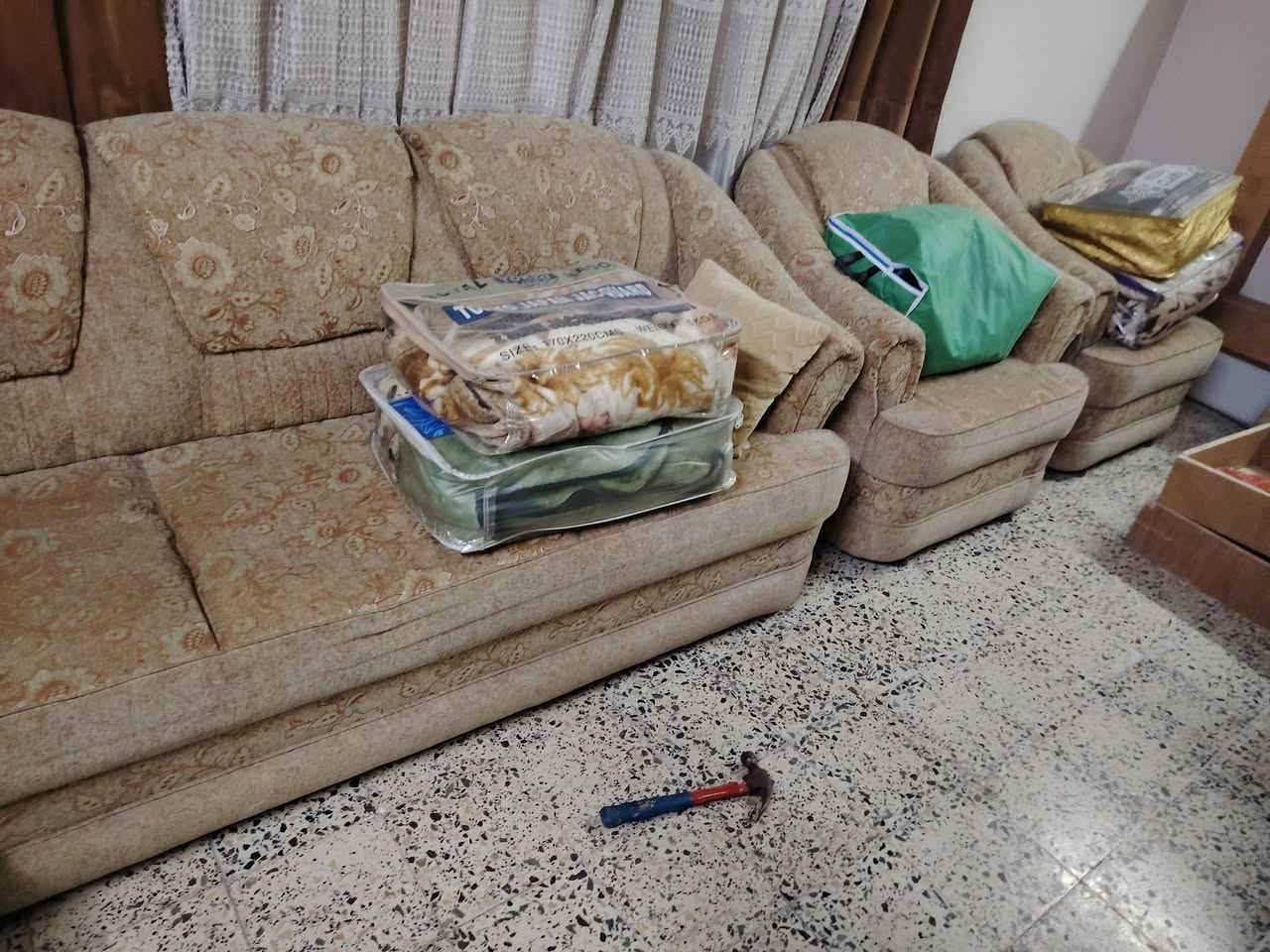 طخم 4 قطع 2كبار و2اصغار
نظيف السعر 40الف عنوان قادسيه الاولى رقم الهاتف ***********
***********
