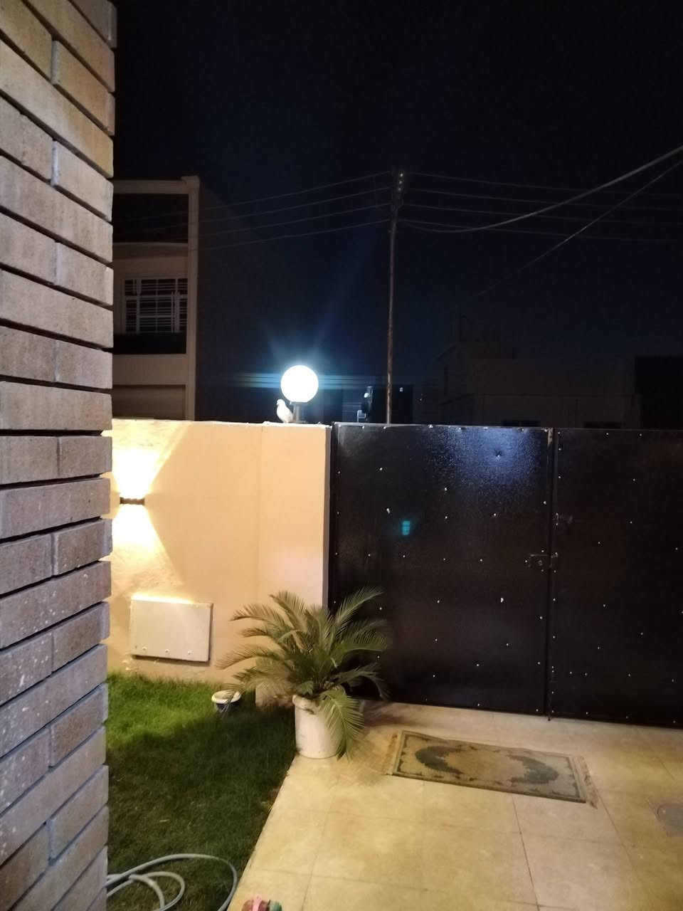 بيت للبيع في بعقوبة قريب من الطريق السريع قرب تقاطع السادة مساحته 150 م2 طابو زراعي سند 25 يحتوي على غرفتين نوم وحدة منهم سويت  وهول ومطبخ حار وبارد ويحتوي على اثاث تخم قنفات وغرفة نوم ما عدا المراوح وثرية وسخان وماطور مي ومتوفر الكهرباء والماء والمجاري.. من يرغب بالشراء الاتصال عالرقم ***********
