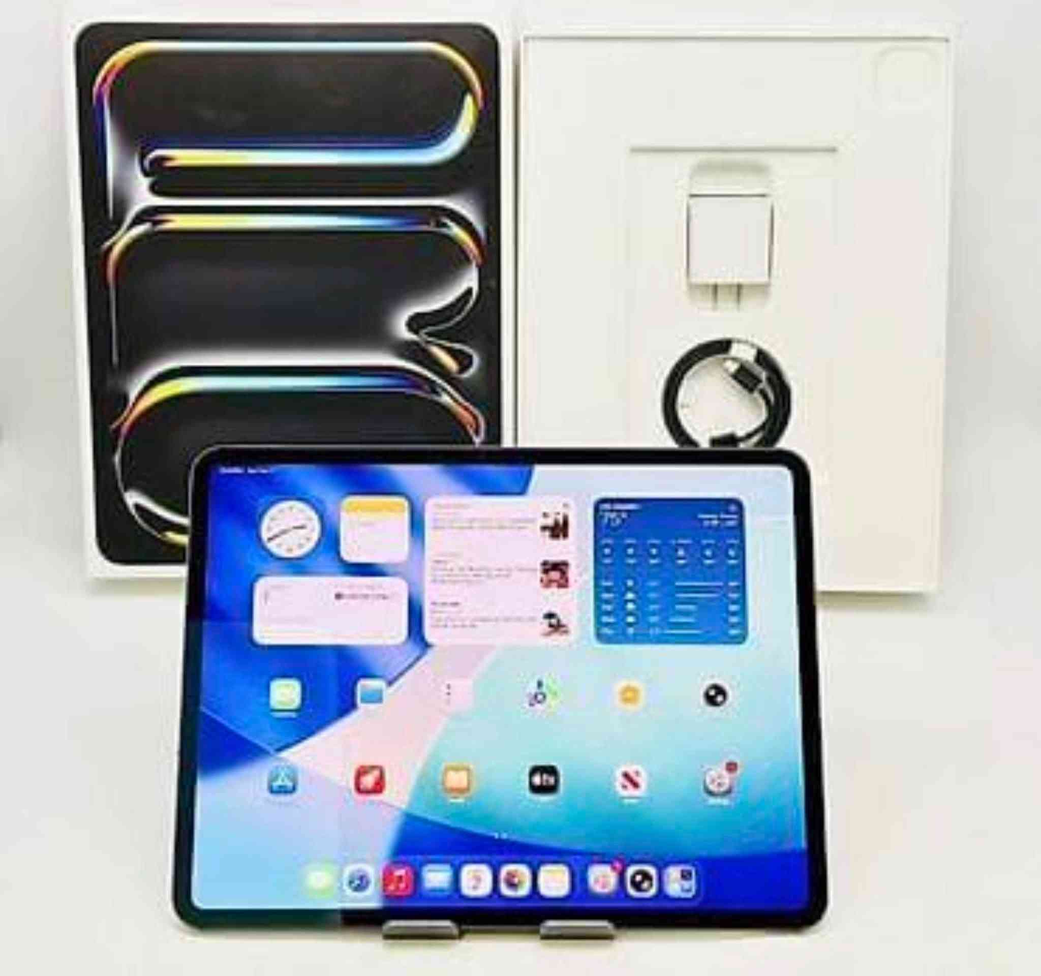 📱 iPad Pro M5 13 إنج أسود

⸻

🧾 المواصفات

* الموديل: [2025]iPad Pro M5
* الحجم: 13 إنج
* اللون: أسود
* السعة: 256GB

⸻

✨ الحالة

* استخدام خفيف لمدة أسبوع فقط
* بحالة شبه جديدة (نظيفة جداً)
* عدد مرات الشحن: 16 مرة فقط 🔋
* بدون خدوش أو أي آثار استخدام
* بطارية ممتازة وأداء قوي جداً
* مناسب لكل الاستخدامات (دراسة – تصميم – عمل)

⸻

📦 الملحقات

* الكرتون الأصلي
* جميع الملحقات الأصلية كاملة
* قابل للفحص بأي وقت 📸

⸻

💰 السعر

* 1,650,000 دينار عراقي (نهائي)

⸻

📍 الموقع

* البصرة

⸻

📩 التواصل

* خاص أو واتساب ***********
