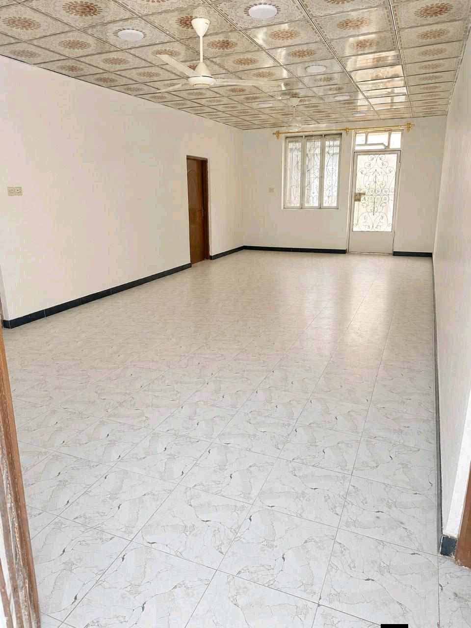 عندي هذه البيت بعلوة الفحل مساحة ٢٥٠ بي ثلاث غرف داخل وخارج غرفه يعني اربع غراف حمامات داخليه وخارجيه استقبال داخلي بناء بلوك وسقف شيلمان بعلوة الفحل المدرسة الابتدائية والمتوسطة تبعد عنهم ٥٠ متر او اقلركن شارع ١٢ وثاني هم ١٢ طابو زراعي سعره 47 وبي مجال للشراي