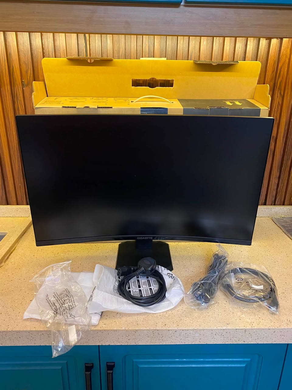 شاشه GIGABYTE (27inch) منحنيه
شاشه العاب (كيمنك) 
حجمها ٢٧ انج منحنيه
نظيفه كلش استخدام قليل 
الشاشه مو صينيه .. لو ما محتاج ما ابيعها 
سعرها ٢٠٠ الف
واتس ***********
